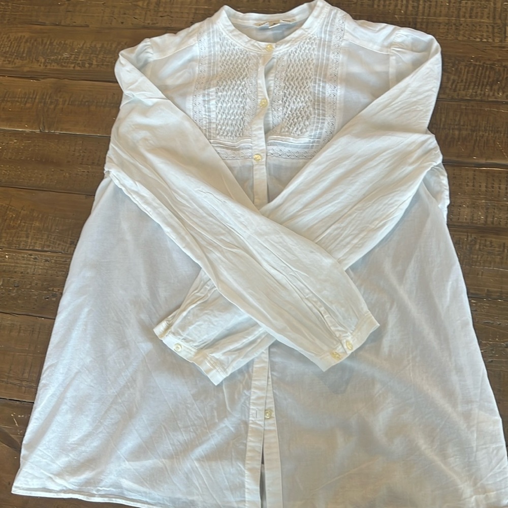 Banana Republic button down blouse. Size medium, like new.